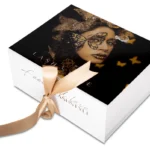 Papírdoboz szalaggal.