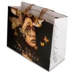 Papírtáska szalag fogantyúval.